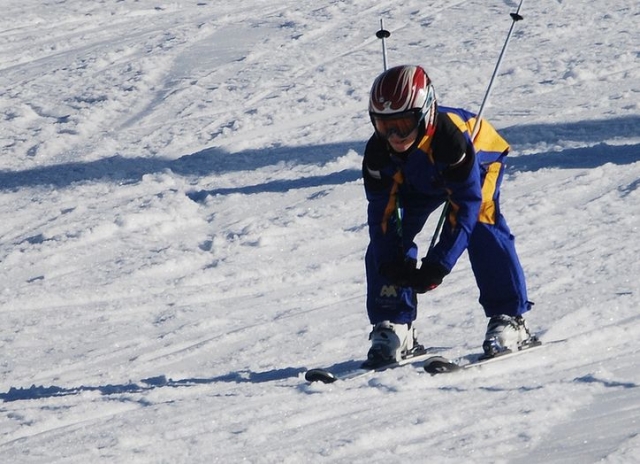 chico esquiando mientras baja una pista de nieve